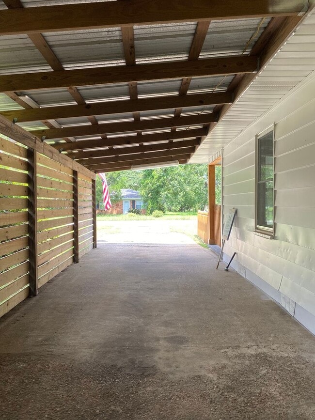Building Photo - Charming updated 2 Bedroom, 2 full bath ho...