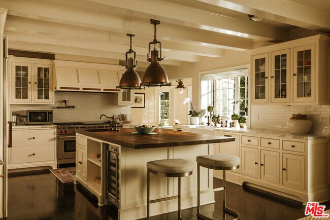 Building Photo - 6825 Zumirez Dr