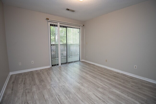 Building Photo - Spacious 2BR 2BA townhome in Village Creek!
