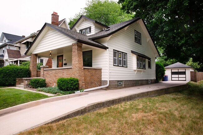 Side View To Garage - 350 Glenhaven Ave NW