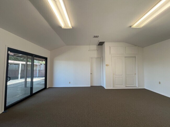 Building Photo - 420 Fairview Ln