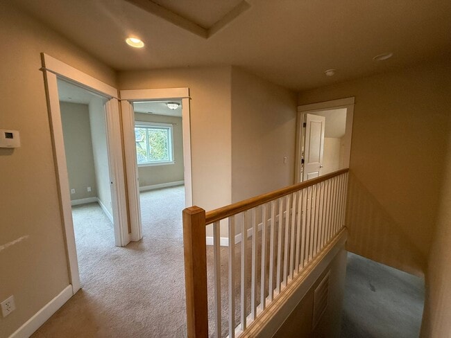 Building Photo - 3 Bedroom Home for Rent in Hood River