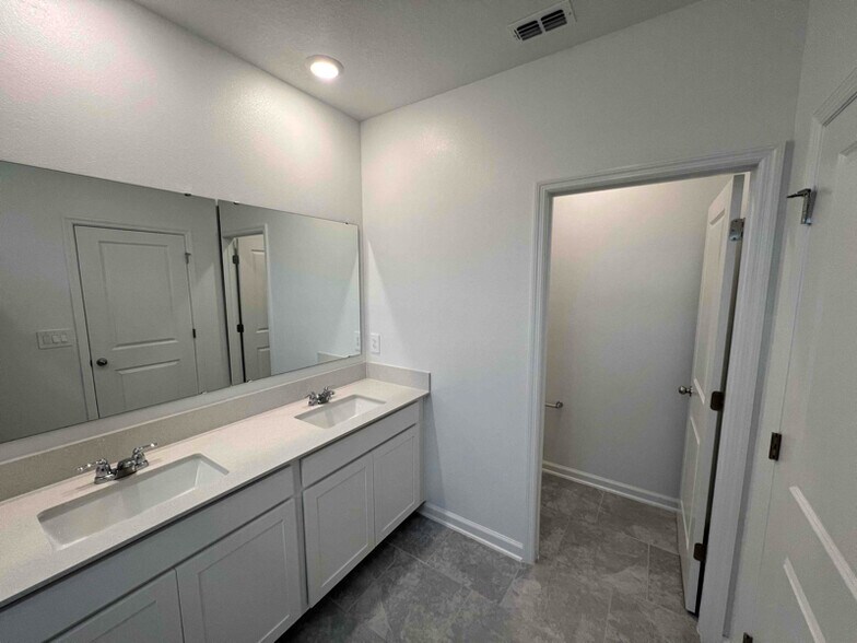 Building Photo - 3141 Laurent Lp