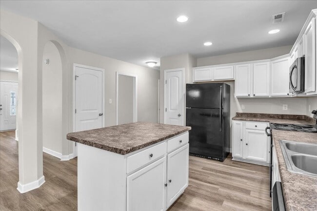 Building Photo - 3 Bedroom 2.5 Bathroom Home