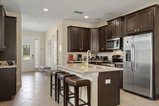 Building Photo - 551 Lasso Dr