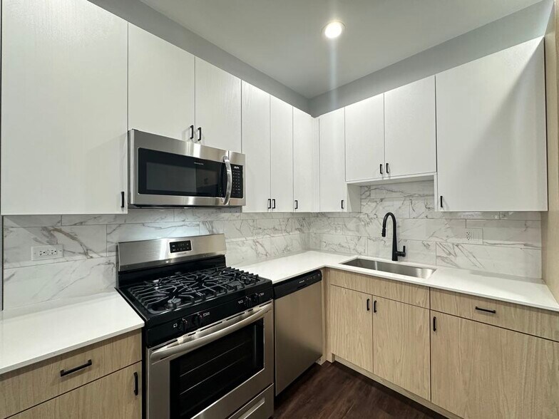 Building Photo - 2149 W Wilson Ave
