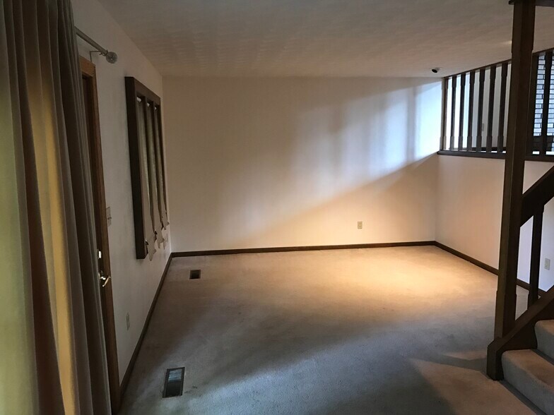Building Photo - 1458 Eastview Dr