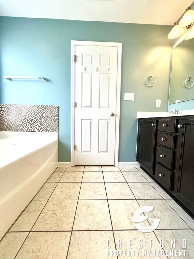 Building Photo - Freshly Painted and Spacious 4 Bedroom, 3 ...
