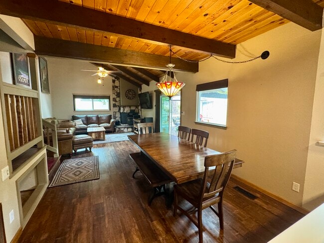 Building Photo - 19380 Pleasantview Dr