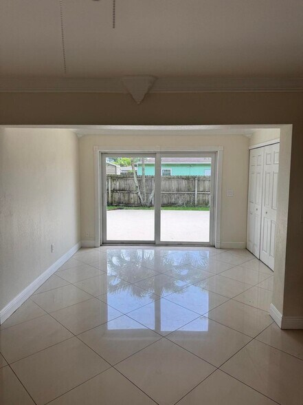 Building Photo - 881 Camellia Dr