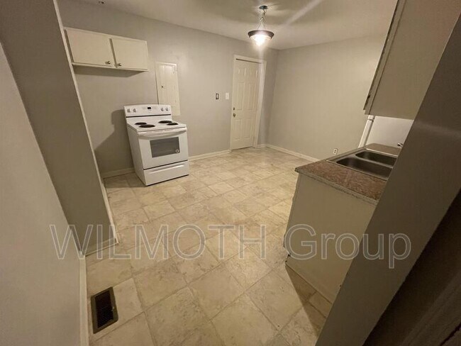 Building Photo - 424 N Beville Ave