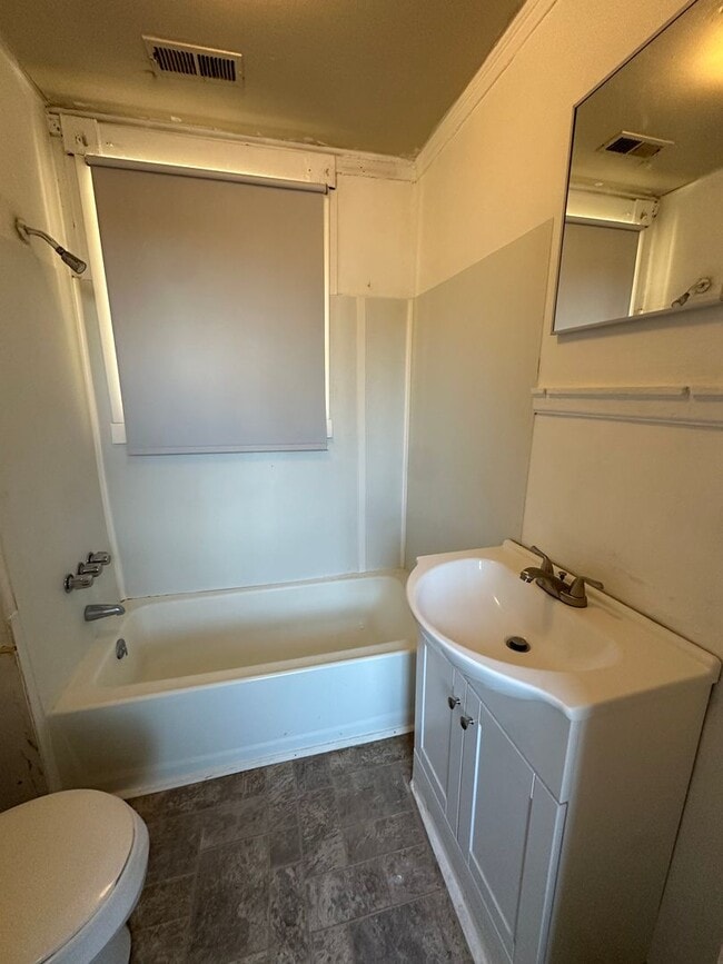 Building Photo - Two bedroom in Lynchburg! Located on the bus line!