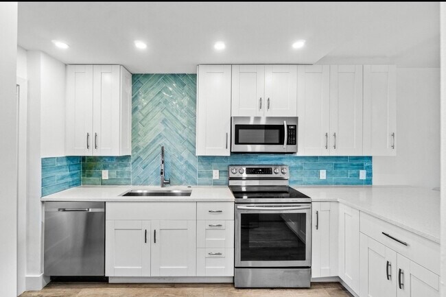 Building Photo - 698 NE Spanish River Blvd