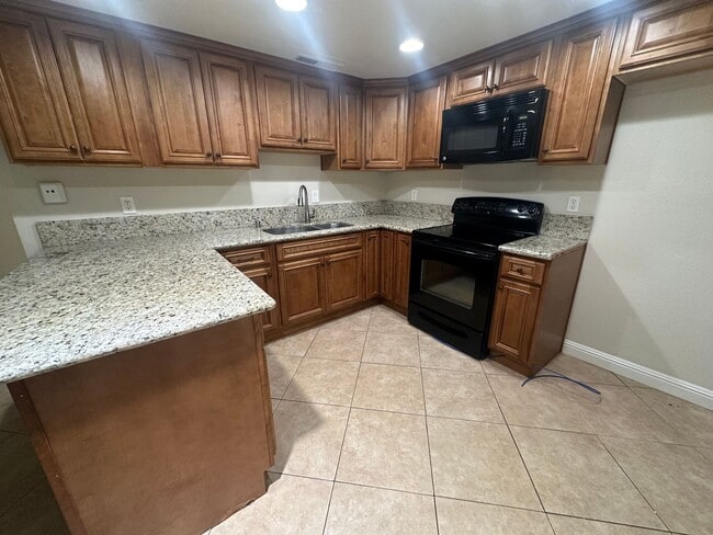 Building Photo - 2 Bedroom 2 Bathroom Updated Duplex with Y...