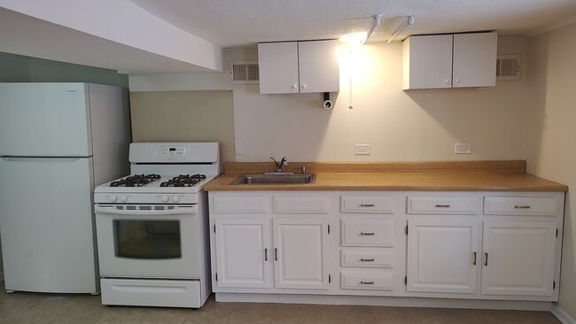 Building Photo - 1960 Illinois St