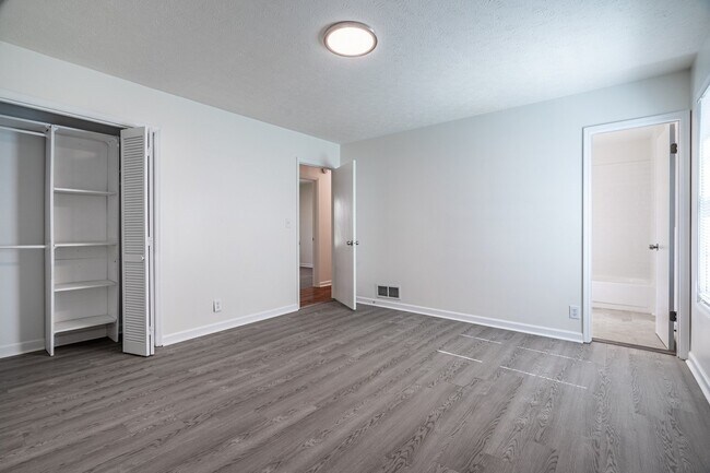 Building Photo - Stunningly renovated 4 bedroom 3 bathroom ...