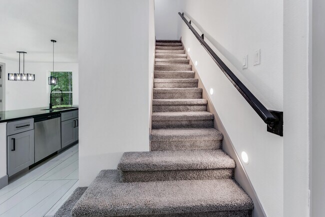 Building Photo - 90 Piping Rock Pl