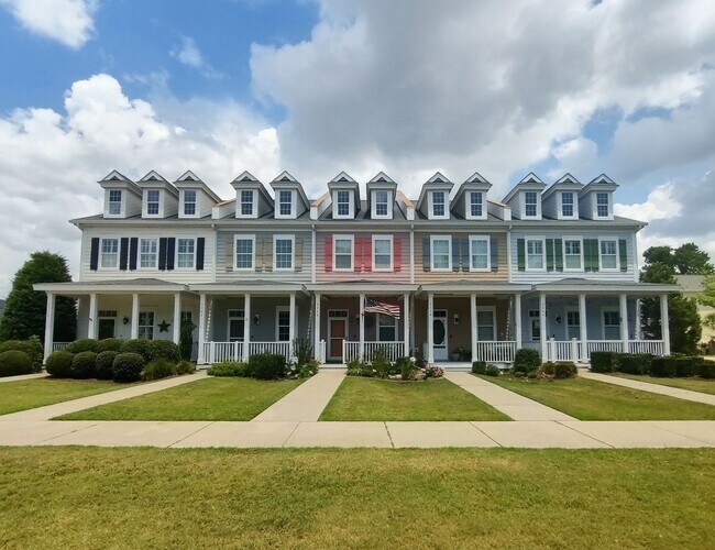 Building Photo - Beautiful 2 Bedroom Townhome in Market Common – Prime Location Near the Beach!