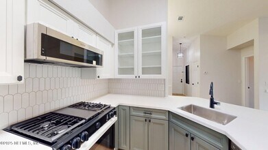 Building Photo - 13810 Sutton Park Dr N