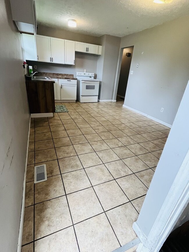 Building Photo - 4-5 Bedroom With 1 Bathroom