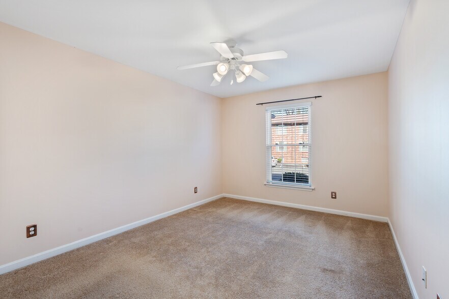 Bedroom #1 with attached full bathroom - 747 N Hite Ave