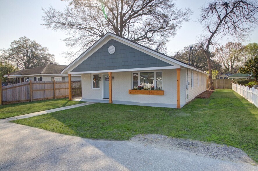 Building Photo - 921 Hillsboro Dr