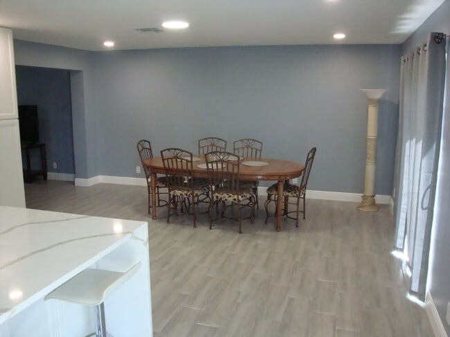 Building Photo - 1415 Lake Victoria Dr