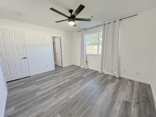 Building Photo - Available Now!  3 Bedroom, 2 Bathroom in Prime Bentonville Location, w/ Garage and Fenced-in Back...