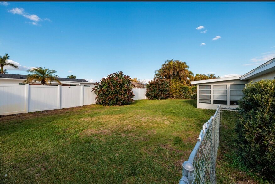 Building Photo - 12993 89th Ave