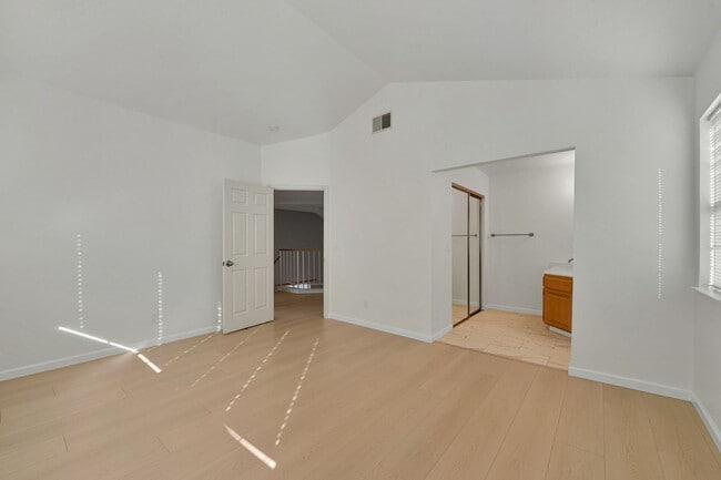 Building Photo - Updated Family Spacious Home w/ Fenced in ...