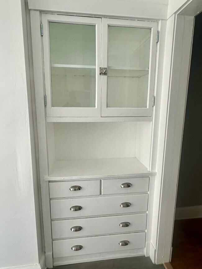 Building Photo - 6442 N Bosworth Ave