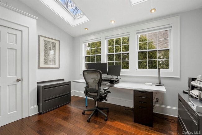 Building Photo - 225 Larchmont Ave