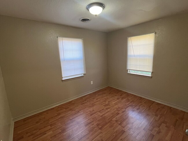 Building Photo - 4Bd, 2Ba, 2 Living Area, All Appliances In...