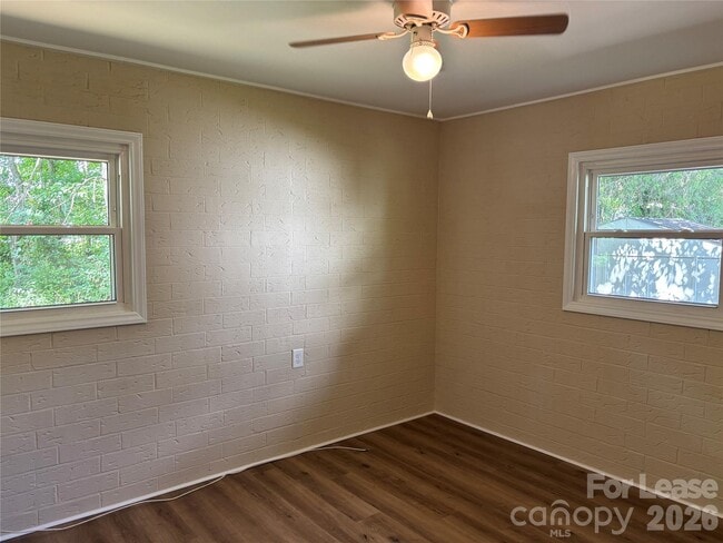 Building Photo - 204 Westview Dr