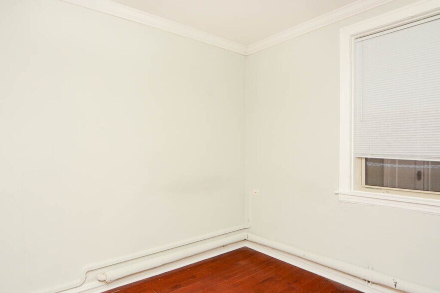 Building Photo - 529 W Surf St