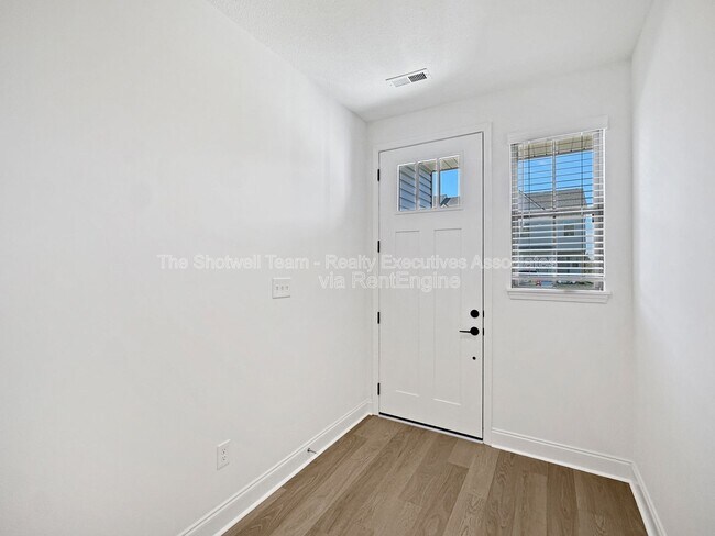 Building Photo - 1724 Bennett Vlg Dr