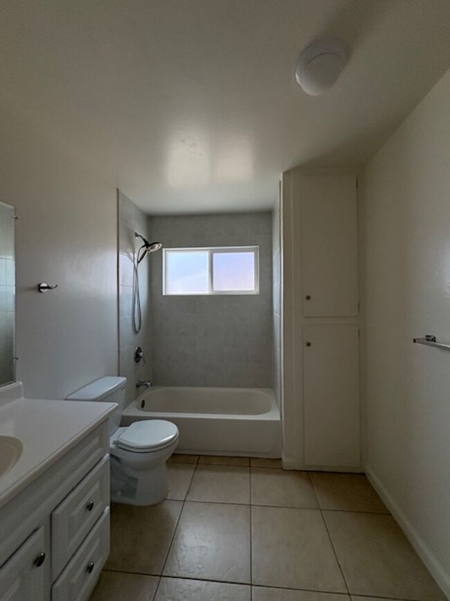 Building Photo - La Mar 4-Plex (25280) (DD)