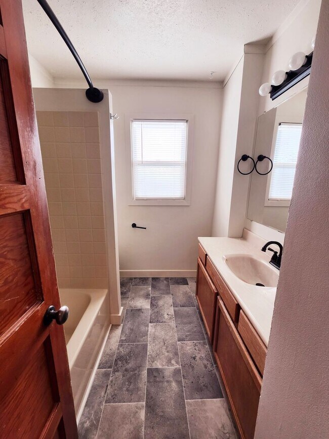 Building Photo - Pet Friendly, Fully Fenced Richland Duplex!