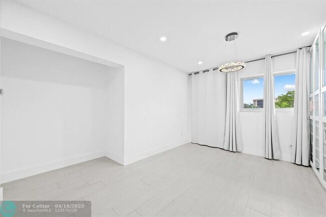 Building Photo - 877 NE 195th St