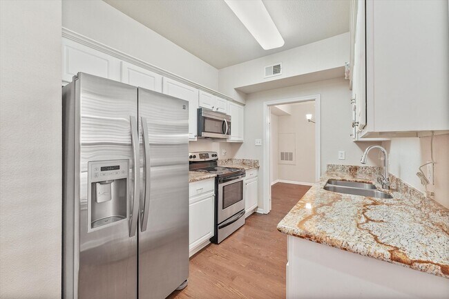 Building Photo - A perfect blend of comfort and convenience!