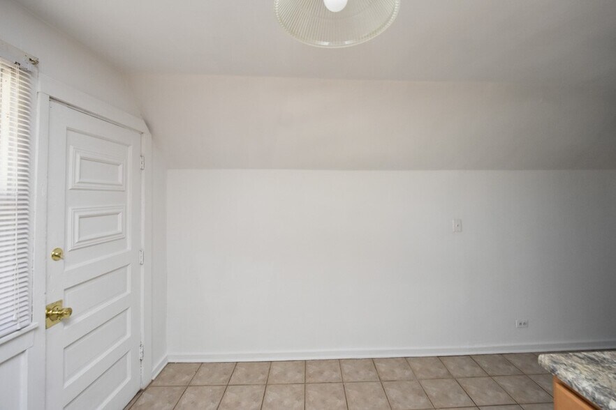 Building Photo - 3055 N Racine Ave