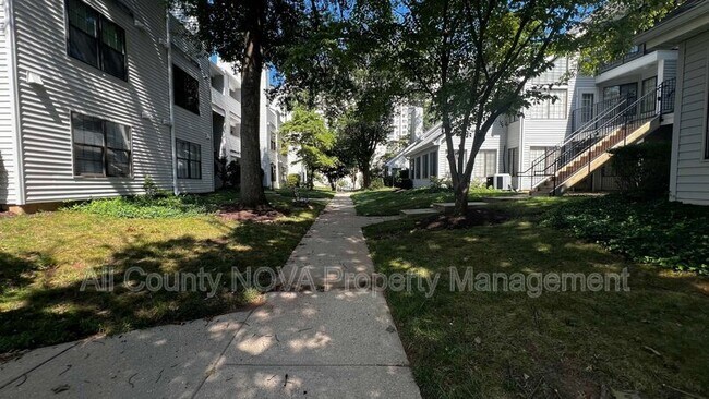 Building Photo - 1611 Carriage House Terrace