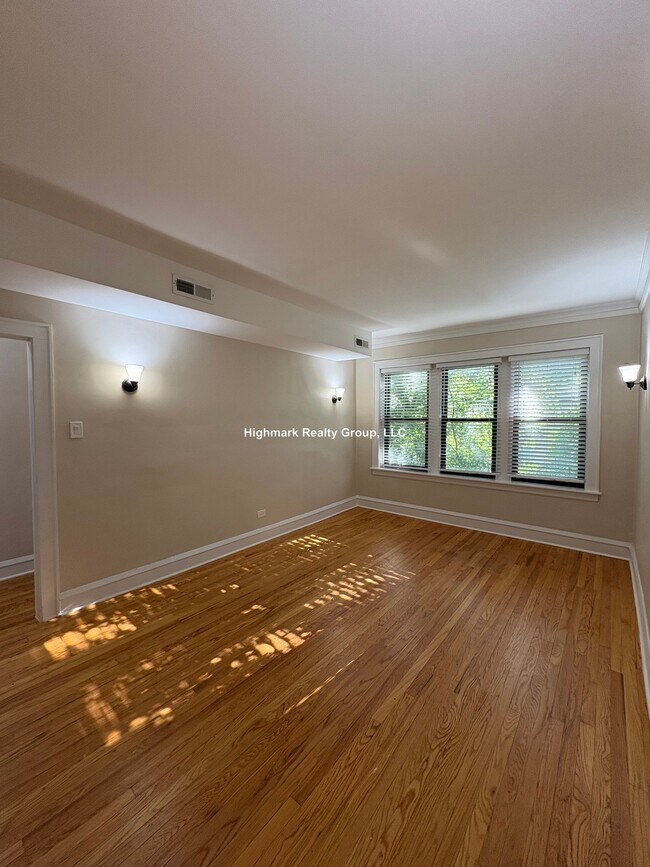 Building Photo - 718 Reba Pl