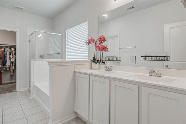 Building Photo - 15231 White Moss Dr