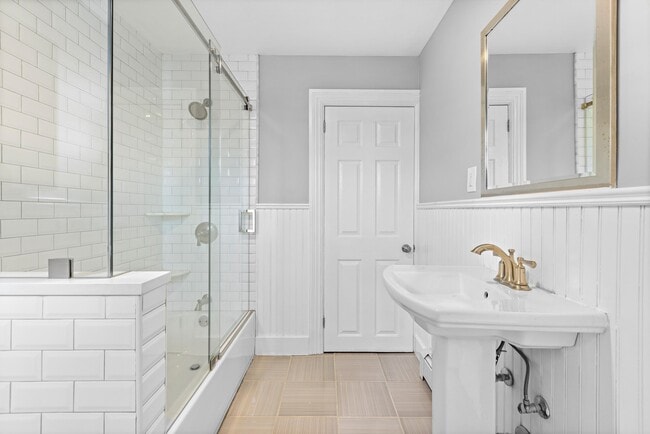 Building Photo - 104 OAK St