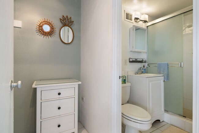 Building Photo - Fully Furnished beautiful Studio- ALL util...