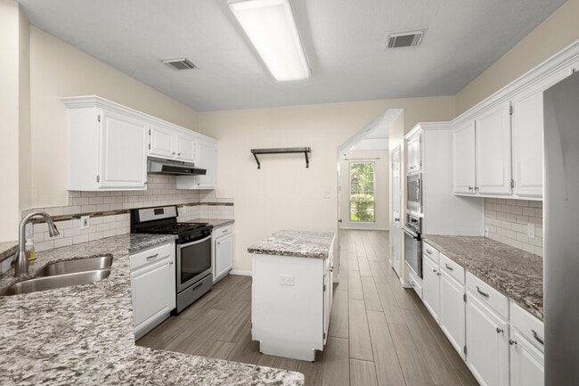 Building Photo - 16303 Lakestone Dr