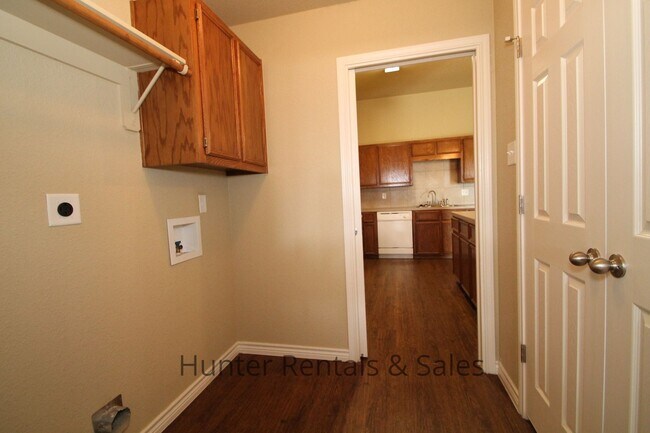 Building Photo - Spacious three-bedroom