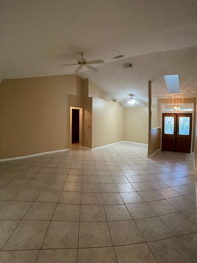 Building Photo - 5400 NW Emblem St