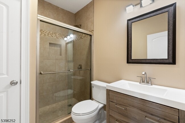 Building Photo - 57 Elm St